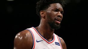115-104. Embiid viste el número 24 de Bryant y lidera la victoria