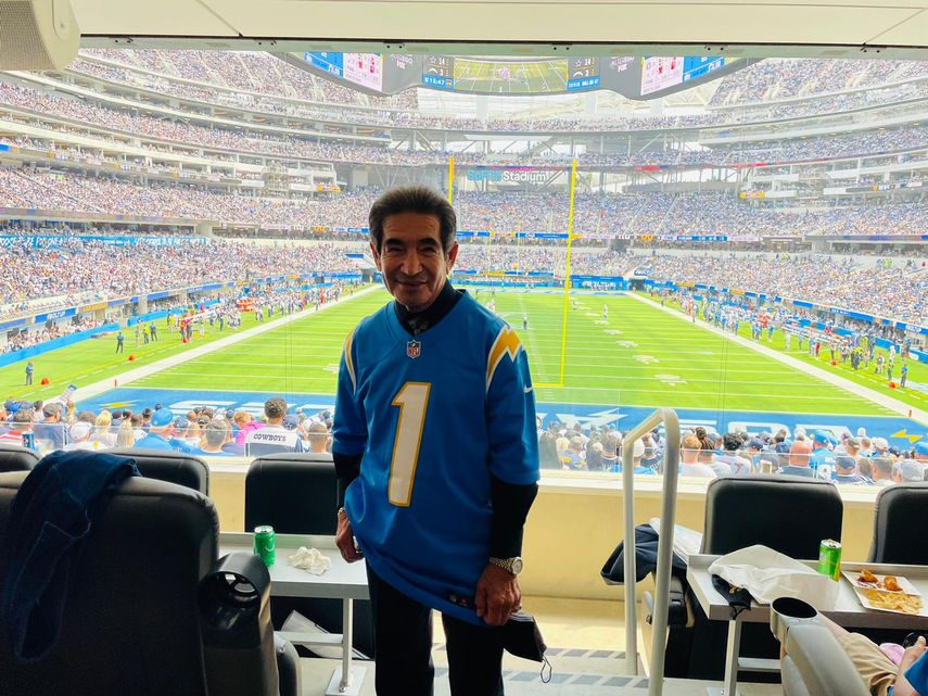 Laffit Pincay Jr. en el SoFi Stadium el 20 de septiembre, día que los Chargers le homenajearon al ser el jinete con más victorias en el extinto hipódromo Hollywood Park.