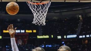 Ibaka mantiene la inspiración encestadora y Mirotic ayuda al triunfo de los Bulls