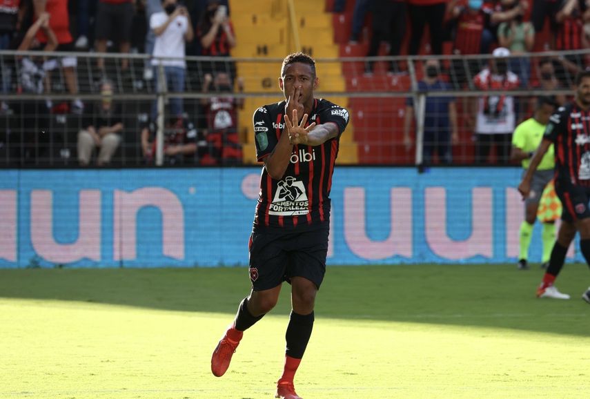 Gabriel Torres se viste de héroe en Costa Rica