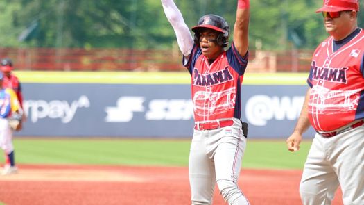 Yeremi Sánchez, uno de los bateadores más destacados por Panamá en el duelo ante Venezuela, levanta las manos para saludar a sus compañeros luego de sonar un imparable remolcador de carrera. Foto: Cortesía/WBSC