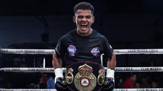 El boxeador panameño José Núñez muestra su euforia de emoción tras ganar el título Continental Américas AMB del peso superligero este viernes en Chile. Foto: Cortesía/@WBAFedelatin El boxeador panameño José Núñez muestra su euforia de emoción tras ganar el título Continental Américas AMB del peso superligero este viernes en Chile. Foto: Cortesía/@WBAFedelatin