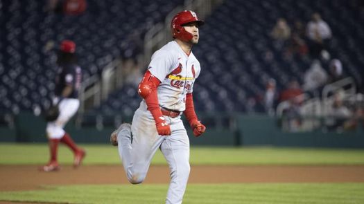 8-3. Woodford lanza una pelota ganadora y Carlson pone el bate oportuno