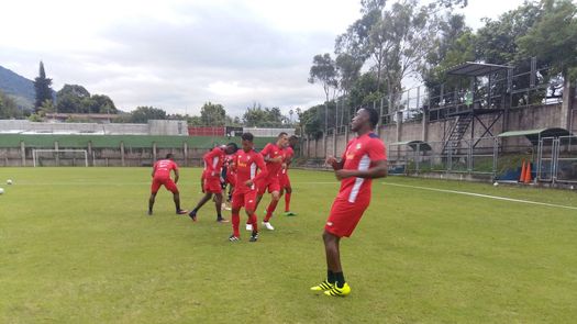 Panamá entrena en El Salvador a esperas de que se complete el grupo