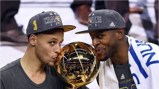 97-105. Curry e Iguodala proclaman a Warriors nuevos /Reyes/ de la NBA