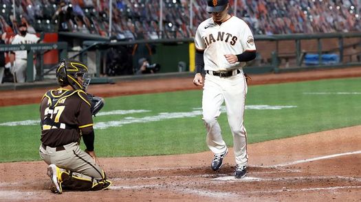 6-1. Yastrzemski celebra cumpleaños pegando jonrón