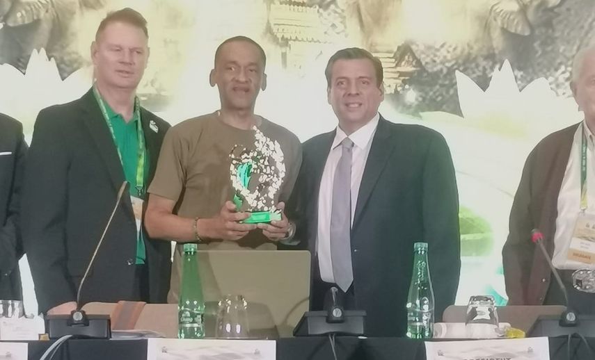 El árbitro panameño Héctor Afú (centro) fue premiado este jueves como el Árbitro del Año