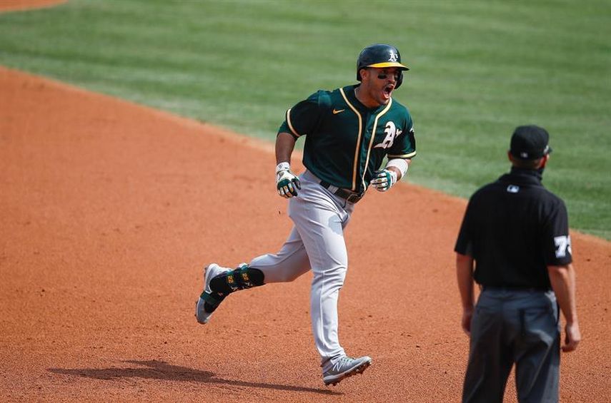 7-6. El dominicano Laureano anota la carrera de la victoria de los Atléticos sobre los Mellizos