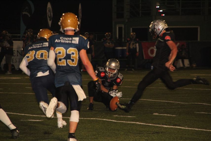 Raiders imbatibles en Varsity Contact