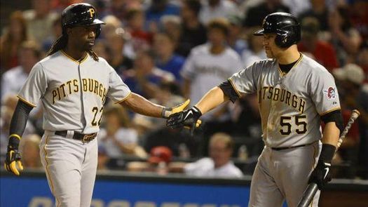 4-2. Martin mantiene a los Piratas a la caza de un comodín