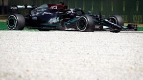 Hamilton manda en los segundos libres; fuerte accidente de Sainz