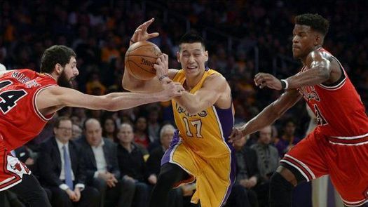 118-111. Lin ayuda a los Lakers a detener mala racha