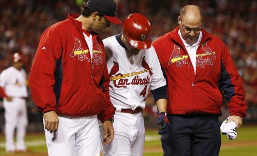 Yadier Molina tuvo que retirarse afectado por un tirón muscular