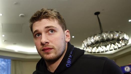 Doncic sufre esguince de tobillo derecho y se retira del partido ante Heat