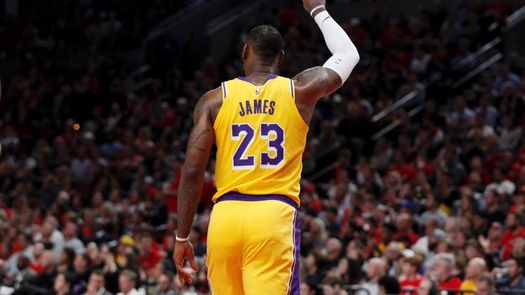 113-128. James, triple-doble, marca de equipo, triunfo y más cerca de Kobe