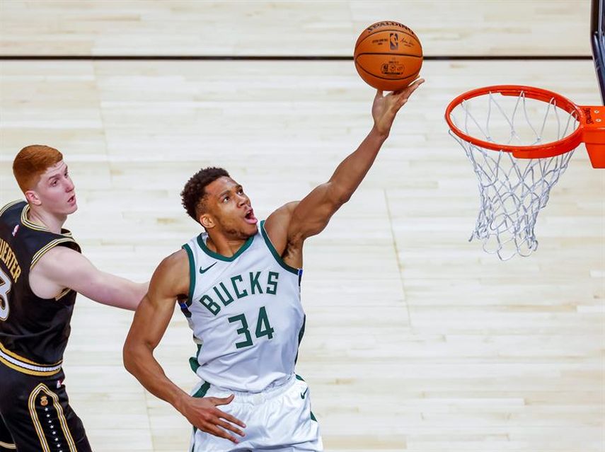 104-114. Antetokounmpo lidera a los Bucks para evitar la barrida de Hornets