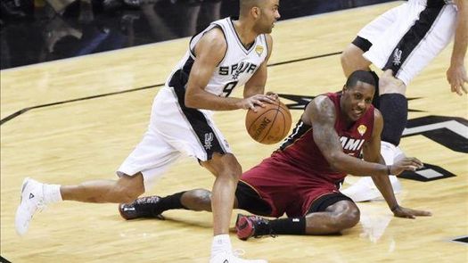 110-95. James se lesiona en la primera victoria de los Spurs ante los Heat