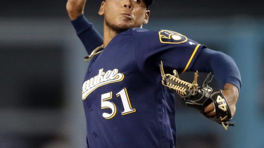 4-2. El dominicano Freddy Peralta lanza sólido y supera a los Cachorros