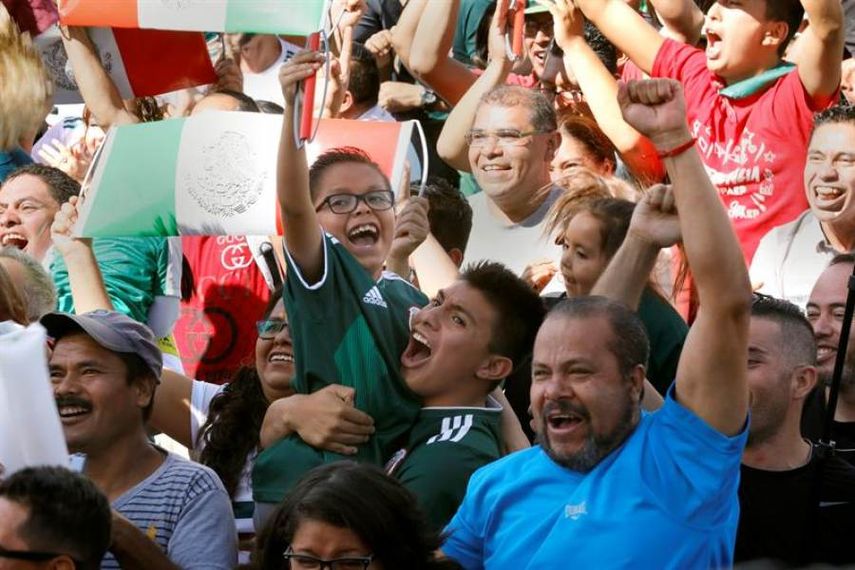 Más de 75.000 mexicanos explotan de alegría en la Plaza del Zócalo