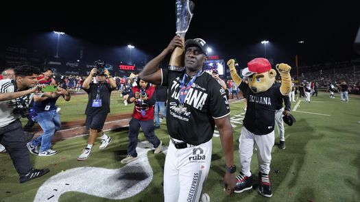 El panameño Roberto Kelly carga con orgullo el trofeo que lo acredita como campeón de la Liga Mexicana de Béisbol 2026 con los Toros de Tijuana. Foto: Cortesía LMB El panameño Roberto Kelly carga con orgullo el trofeo que lo acredita como campeón de la Liga Mexicana de Béisbol 2026 con los Toros de Tijuana. Foto: Cortesía LMB