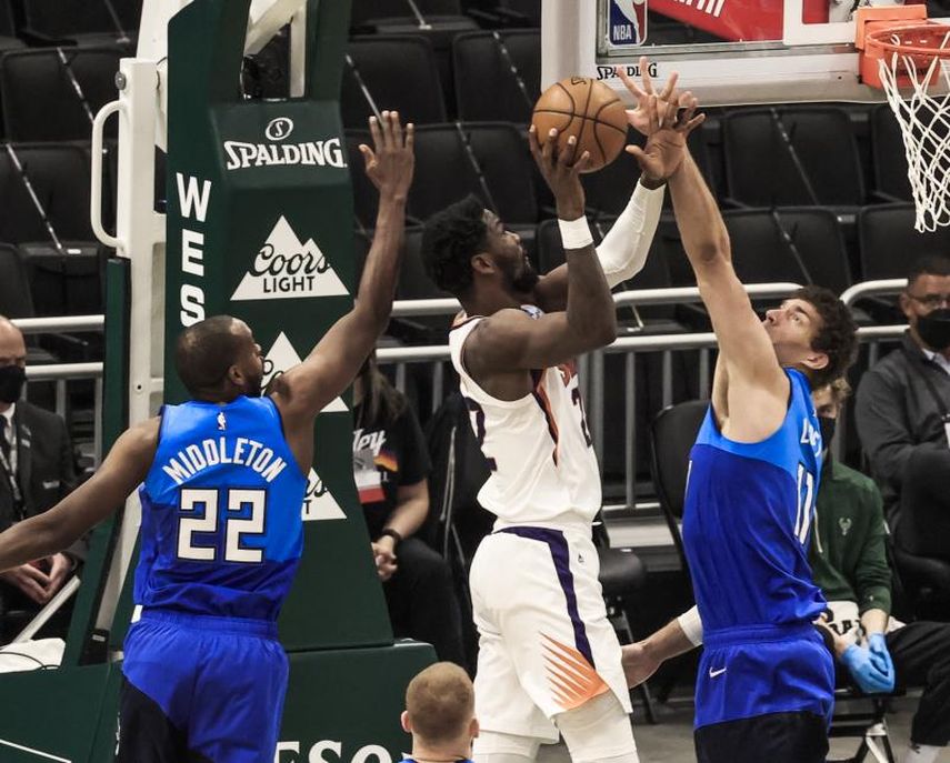 127-128. Devin Booker decide triunfo con polémico tiro de personal