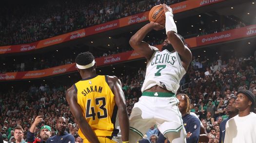 Jaylen Brown haciendo el tiro de 3 que alargó el partido a tiempo suplementario sobre Paskal Siakam. 