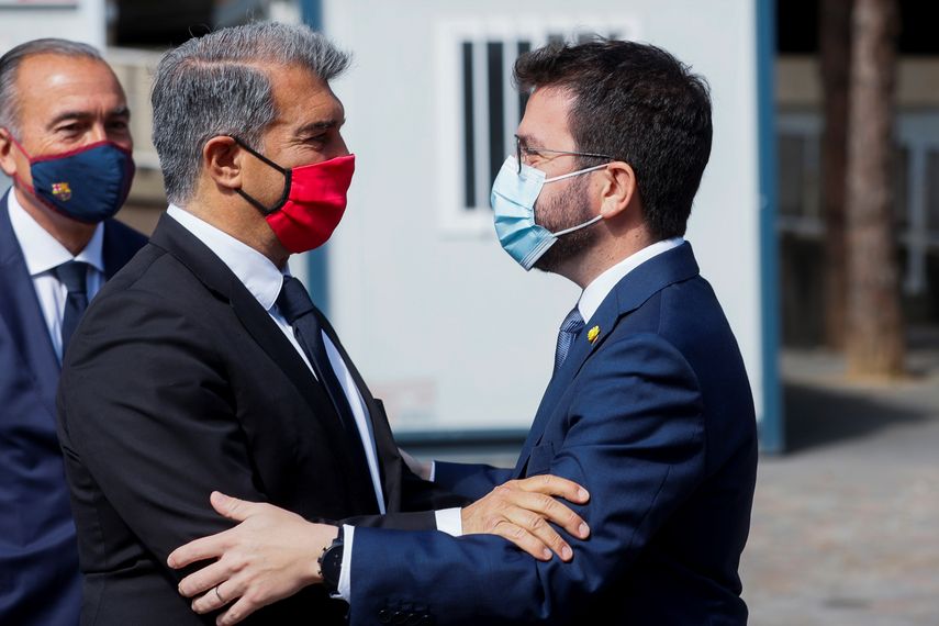 Laporta llama a vacunarse para empezar a ver la luz al final del túnel