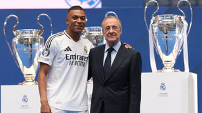 Mbappé junto a Florentino Pérez en su presentación.