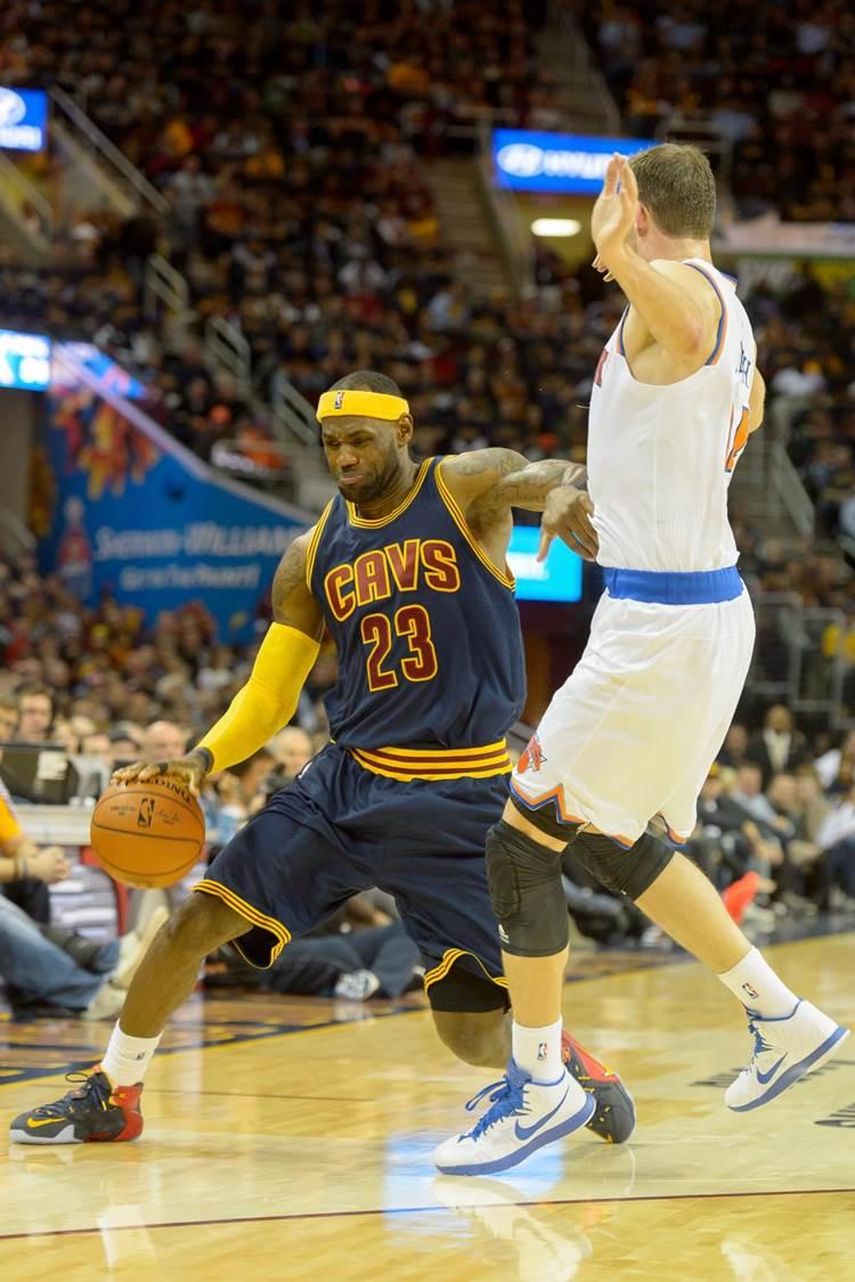 90-95. James habló más que jugó y perdió en el debut con los Cavaliers