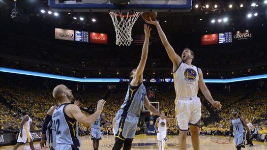 98-78. Thompson, Curry y la defensa de Warriors arrollan a los Grizzlies