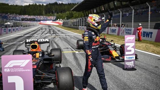Verstappen enseña su rodillo