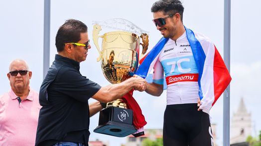 Gabriel Rojas recibiendo el trofeo de ganador tras culminar la última etapa del Tour de Panamá 2024.&nbsp;