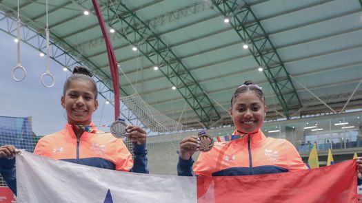Karla Navas (izq.) ganó la medalla de plata en la final de salto femenino y Hillary Heron (der.) el bronce en los XIX Juegos Bolivarianos Valledupar 2022