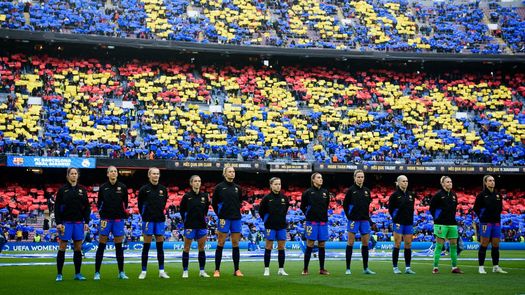 El FC Barcelona Femení venció al Real Madrid 5 a 2 en un partido por la UEFA Champions League Femenina que estableció un nuevo récord mundial de asistencia, 91533 personas.