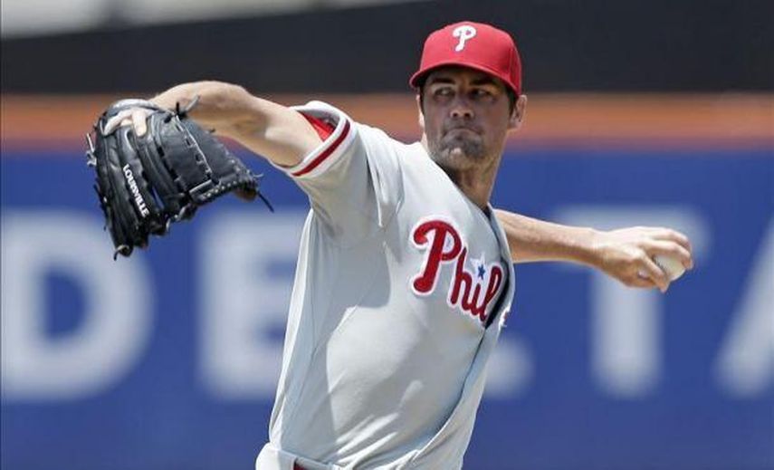 5-2. Hamels controla desde la lomita a los Padres