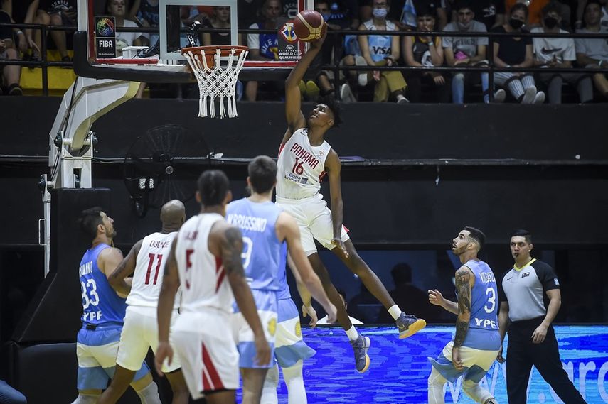 Eric Romero finalizó con 6 puntos y 7 rebotes en la derrota de Panamá ante Argentina por marcador de 65 a 58.