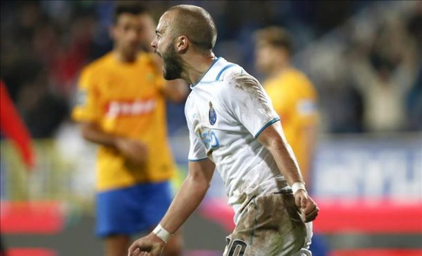 El Oporto se impone al Estoril (1-3) y presiona a Benfica y Sporting