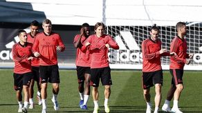 Ramos se enfada por un golpe y pega dos balonazos a Reguilón