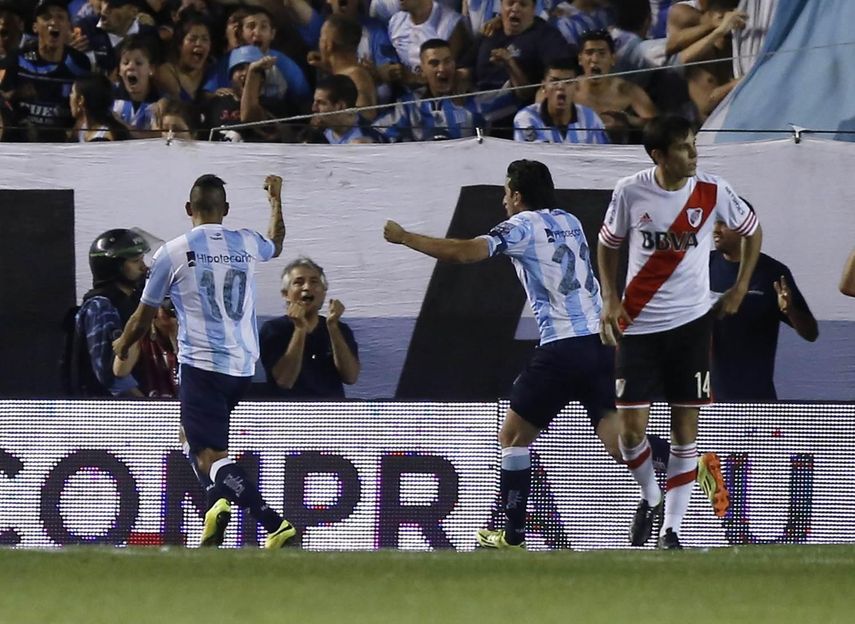 Racing derrotó a River y es el nuevo líder del torneo argentino