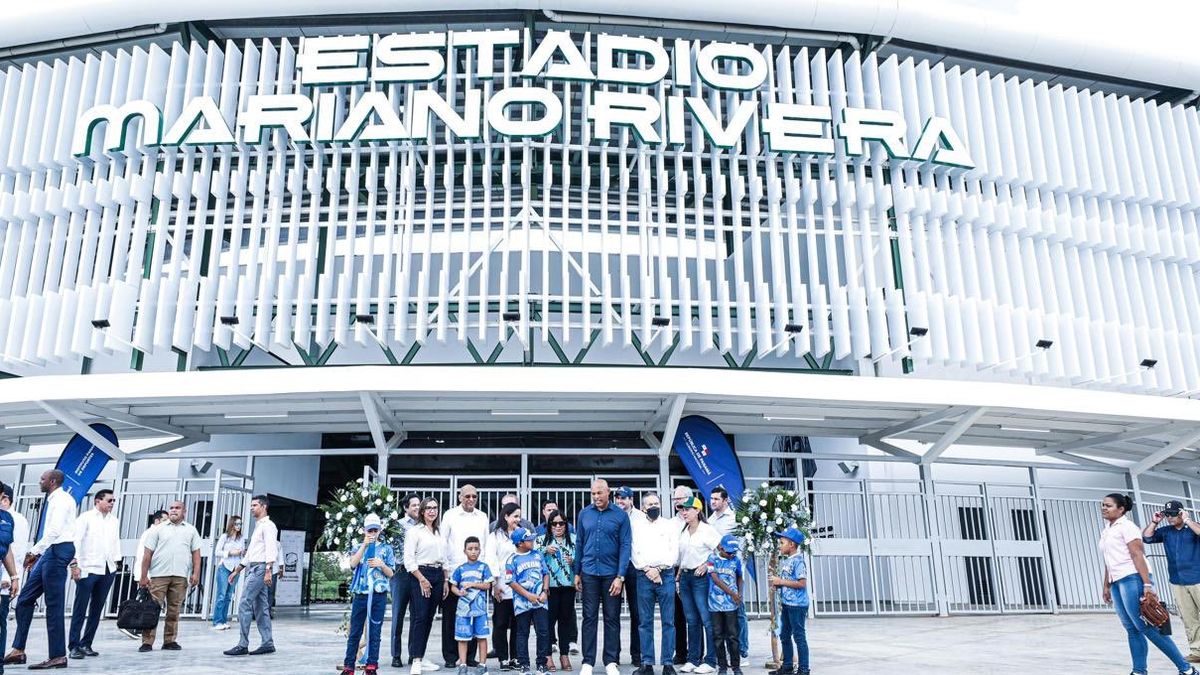 Momento en el que el ex lanzador de los Yankees, Mariano Rivera (de azul) y el presidente Cortizo realizaban el tradicional corte de cinta frente al nuevo estadio. Foto: Cortesía/Presidencia