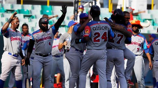 El campeón de la liga dominicana de béisbol ofrece fotos en su estadio a cambio de dinero