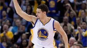 86-102. Curry y Thompson mantienen imparables a Warriors; Kerr hace historia