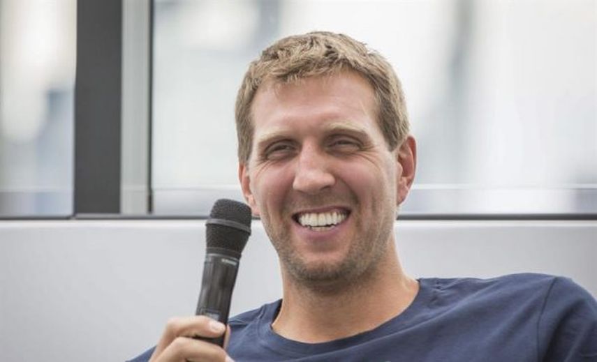 Los Mavericks renuevan el contrato con Nowitzki por 50 millones y dos temporadas