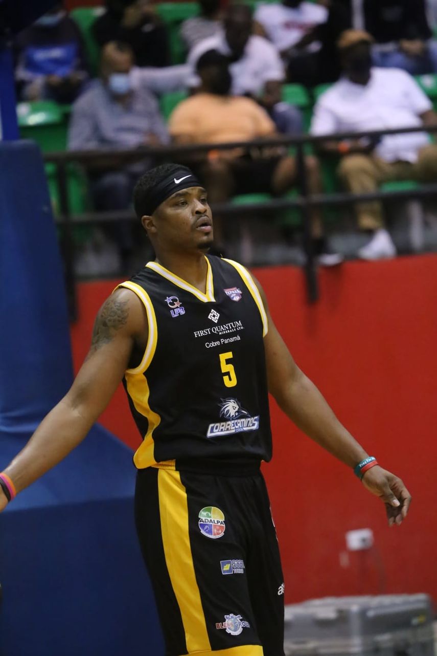 Los Correcaminos de Colón iban ganando al descanso por tan solo dos puntos.