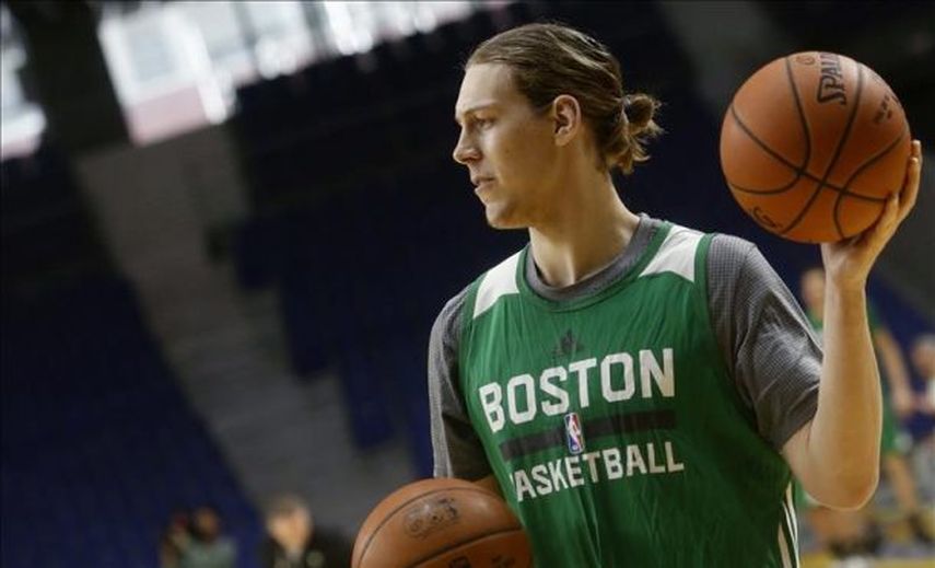 113-99. Olynyk se impuso en el juego interior y decidió el triunfo de los Celtics