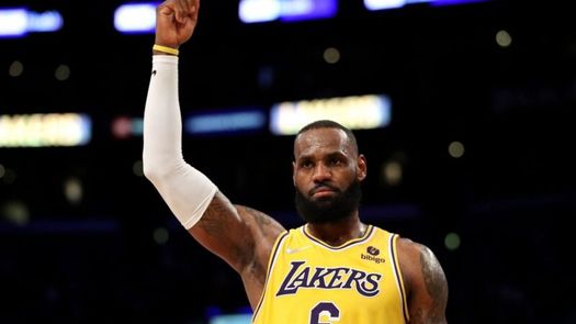 LeBron James se convirtió en el máximo anotador en la historia de la NBA, combinando temporada regular y playoffs al superar a Kareem Abdul-Jabbar