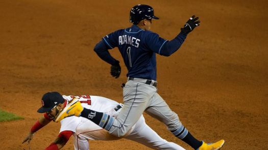 El bate poderoso latino brilla con Cerveceros; Rodríguez; primera victoria