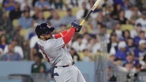 Este fue el swing que terminó con el primer imparable de Leo Bernal en las Grandes Ligas ante el zurdo Eric Lauer. Foto: Cortesía/Cardinals