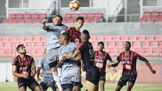 Sporting mantiene su distancia en el duelo por el descenso