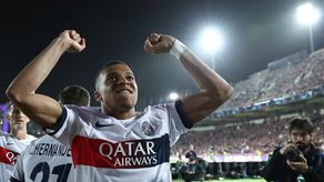 Kylian Mbappé celebrando uno de sus goles contra el Barcelona en la vuelta de los cuartos de final de la UEFA Champions League. 